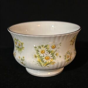 VTG FINE BONE CHINA Daisy pattern from the “Countryside” series. Pristine